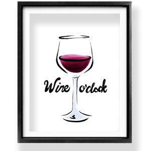 Könnte beinhalten: Ein schwarzer gerahmter Druck mit weißem Hintergrund, der eine Schwarzweißillustration eines Weinglases mit rotem Wein zeigt. Der Text "Wine o'clock" ist in schwarzer Kursivschrift unter dem Glas geschrieben.