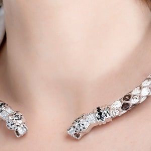 Leopardhuvudhalsband | 18K guldpläterat sterlingsilver, exotiskt läder
