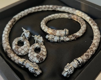 Conjunto de joyas de piel de pitón: leopardo en plata de ley bañada en oro de 18 quilates, brazalete, pendientes y gargantilla.