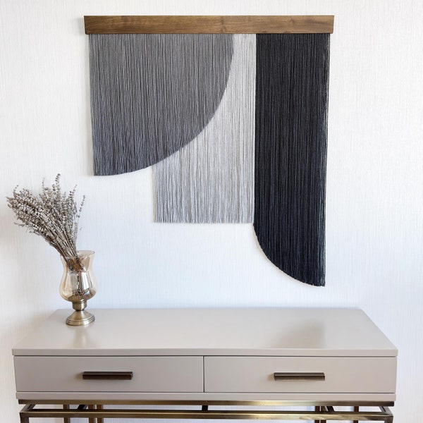 Tapiz de pared con arte de fibra gris: Tapiz textil moderno con arte de hilo y madera maciza