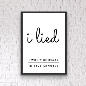 Puede incluir: Arte de pared imprimible en blanco y negro con el texto "i lied I won't be ready in five minutes".
