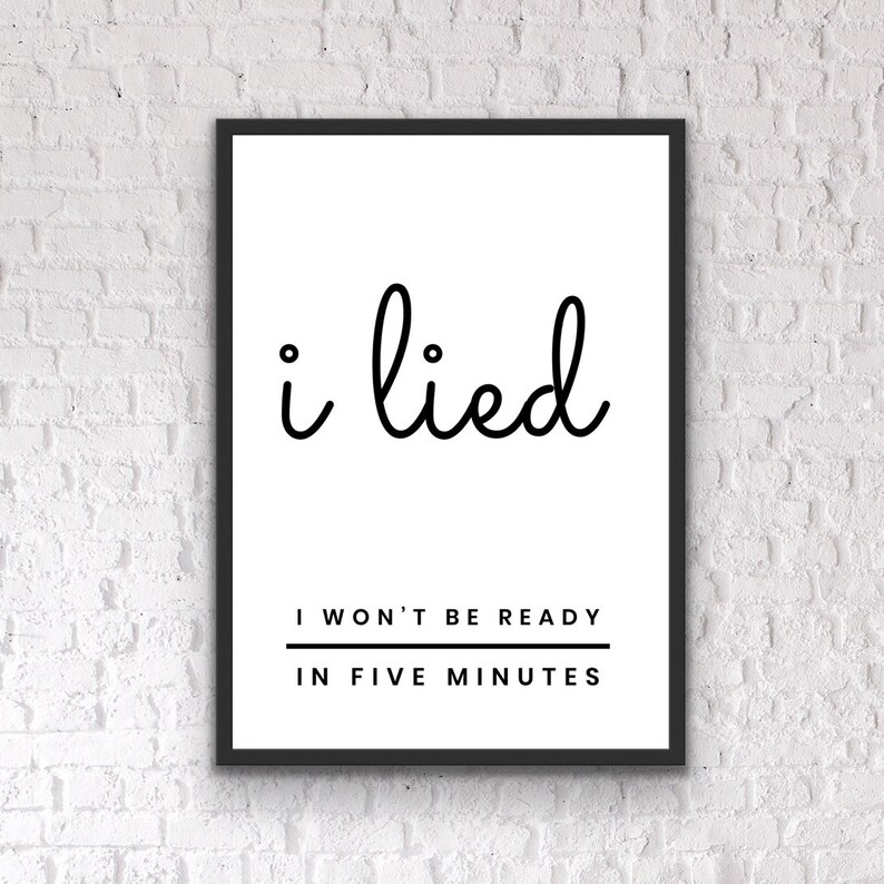 Puede incluir: Arte de pared imprimible en blanco y negro con el texto "i lied I won't be ready in five minutes".