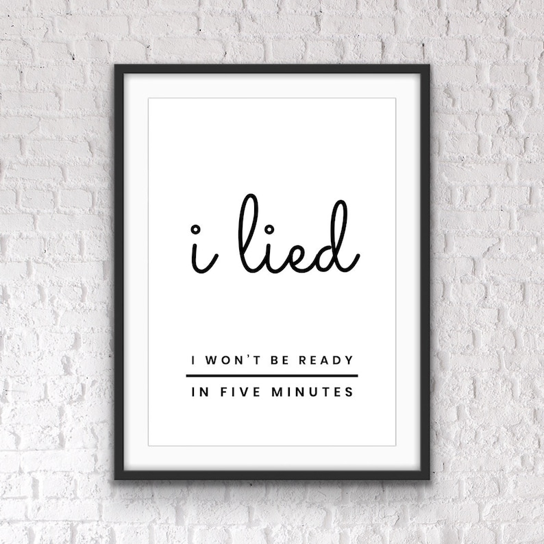K&ouml;nnte beinhalten: Schwarzwei&szlig;es druckbares Wandbild mit dem Text "i lied I won't be ready in five minutes".