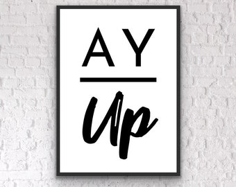 Impresión de bienvenida al pasillo "Ay Up": Arte mural con refrán norteño