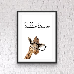 Könnte beinhalten: Ein gerahmter Druck mit weißem Hintergrund, der eine Giraffe mit Brille und den Text "hello there" zeigt.