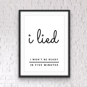 Puede incluir: Impresi&oacute;n enmarcada en blanco y negro con el texto "i lied I won't be ready in five minutes".