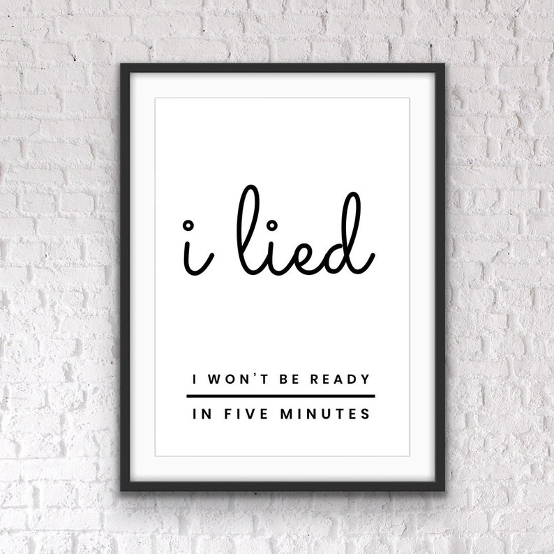 Puede incluir: Impresi&oacute;n enmarcada en blanco y negro con el texto "i lied I won't be ready in five minutes".