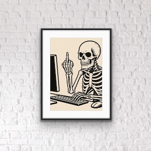 Peut inclure: Impression encadrée en noir représentant un squelette devant un ordinateur, faisant un doigt d'honneur. L'image est en noir et blanc, avec l'ordinateur et le clavier également noirs. Le fond est beige clair.