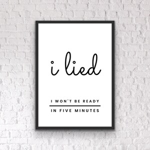 K&ouml;nnte beinhalten: Schwarz-wei&szlig;es Typografie-Druckbild mit dem Text "i lied I won't be ready in five minutes".