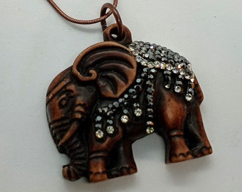 Holzlook/Fühlharz Elefant mit Kristallen an einer Kupferkette