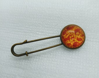 Animal kingdom shawl pin glass cabochon set in antique gold