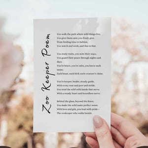Puede incluir: Una tarjeta blanca con el poema "Zoo Keeper Poem" en una fuente manuscrita. La imagen incluye iconos para descarga instantánea, dos tamaños (12,7x17,8 cm y 21,6x27,9 cm) y una plantilla de sobre.