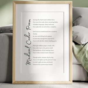 以下が含まれることがあります： 「Medical Coder Poem」という詩がエレガントな筆記体で書かれた額入りのプリント。詩は白い背景に配置され、明るい木製のフレームに収められています。テキストは医療コーダーの仕事を説明しています。