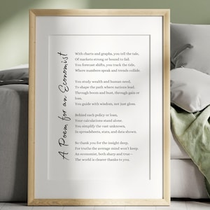 Pode incluir: Uma impressão emoldurada com uma moldura de madeira clara. A impressão apresenta um poema intitulado "A Poem for an Economist" em escrita preta. O poema é sobre o papel de um economista, com texto em uma fonte serifada em um fundo branco.