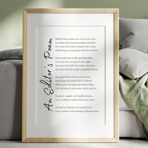 Peut inclure: Impression encadrée avec le poème "An Editor's Poem" en écriture noire sur fond blanc. L'impression est dans un cadre en bois clair. Le texte du poème est un hommage aux éditeurs.