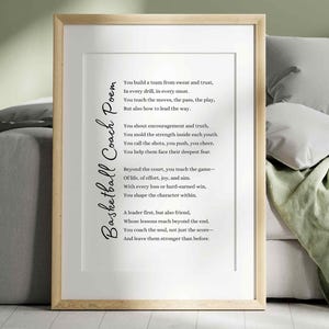 Peut inclure: Un cadre en bois clair contenant une impression avec un poème intitulé "Basketball Coach Poem" en écriture noire. Le poème est centré sur un fond blanc.