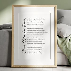 Może przedstawiać: Oprawiony wydruk z wierszem zatytułowanym "Choir Director Poem". Tekst jest czarny na białym tle, umieszczony w jasnej drewnianej ramie. Tematem wiersza jest prowadzenie chóru, ze słowami "Choir Director Poem" napisanymi pionowo po lewej stronie.