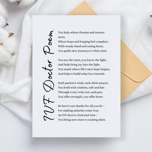 Puede incluir: Una tarjeta blanca con el texto "IVF Doctor Poem" en escritura elegante. El poema est&aacute; impreso en negro y est&aacute; dedicado a un m&eacute;dico de FIV. Un sobre es visible en el fondo.