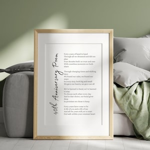 Może przedstawiać: Oprawiony wydruk z jasną drewnianą ramą. Wydruk zawiera wiersz zatytułowany "40th Anniversary Poem" w eleganckim skrypcie. Wiersz jest wydrukowany w kolorze czarnym na białym tle.
