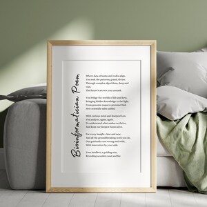 Könnte beinhalten: Ein gerahmter Druck mit einem Gedicht mit dem Titel "Bioinformatician Poem" in schwarzer Schrift. Das Gedicht befindet sich auf weißem Hintergrund, eingebettet in einen hellfarbigen Holzrahmen. Der Druck wird vor einem neutral getönten Hintergrund angezeigt.