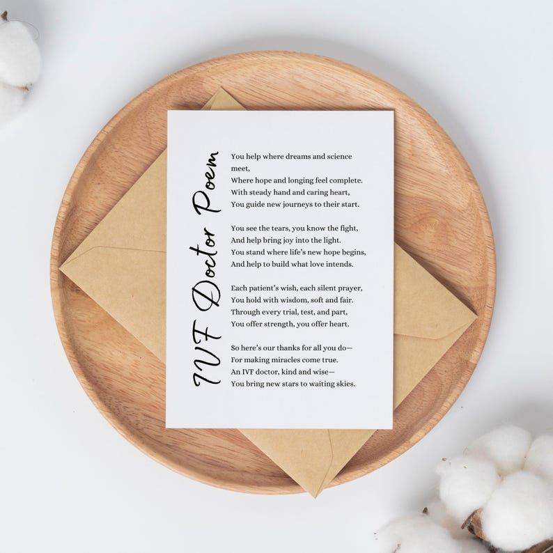 Puede incluir: Una tarjeta de felicitaci&oacute;n con un poema para un m&eacute;dico de FIV, colocada en un plato de madera con un sobre marr&oacute;n. El texto de la tarjeta es negro, y el poema trata sobre ayudar a los sue&ntilde;os a encontrarse y traer alegr&iacute;a.