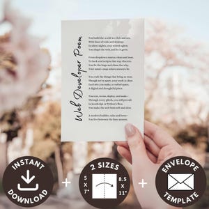 Peut inclure: Une carte blanche avec le texte "Web Developer Poem" écrit dans une police manuscrite. Le poème décrit le travail d'un développeur web. La carte est tenue par une personne. L'image comprend également une icône de téléchargement, des options de taille et un modèle d'enveloppe.