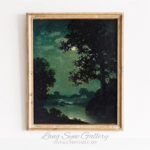 Könnte beinhalten: Gerahmtes Vintage-Landschaftsgemälde mit goldfarbenem Rahmen. Das Kunstwerk zeigt eine mondbeschienene Szene mit Fluss, Bäumen und einer weichen, grünen und schwarzen Farbpalette. Der Text "Lang Syne Gallery" und "VINTAGE PRINTABLE ART" befindet sich unten.