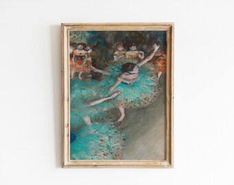 Könnte beinhalten: Ein gerahmtes Gemälde, das eine Gruppe von Tänzern bei einer Ballettaufführung zeigt. Die Tänzer tragen farbenfrohe Kostüme und sind in verschiedenen Positionen dargestellt. Das Gemälde ist im Pastellstiel gehalten und wirkt weich und verträumt.