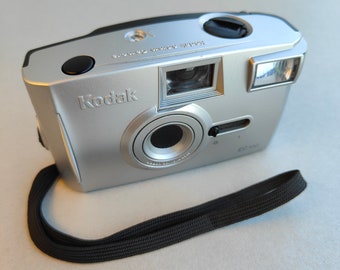 Kodak EC 100 35 mm. Cámara de película/Cámara vintage de fotos analógicas/Cámara retro/Encuentro raro en Etsy/Cámara de película vintage gris-plata con enfoque automático.