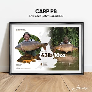 以下が含まれることがあります： 「CARP PB ANY CARP, ANY LOCATION」のテキストが入ったフレームプリント。鯉、地図、「43lb 10oz」のテキストが表示されています。「PB MIRROR CARP」と「HACCHE MOOR FISHERY」のテキストも含まれています。