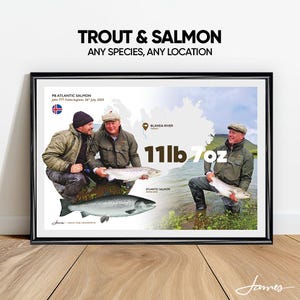 Könnte beinhalten: Gerahmter Druck mit dem Text "TROUT & SALMON" und "ANY SPECIES, ANY LOCATION." Das Bild zeigt drei Männer mit Atlantischem Lachs, mit dem Text "11lb 7oz." Der Druck enthält den Text "PB ATLANTIC SALMON" und "BLANDA RIVER."