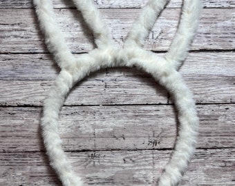 Diadema con orejas de conejo. / Diadema de Pascua. / Diadema con orejas de conejo blancas y peludas.