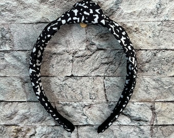 Diadema anudada con diseño de cuaderno de composición en blanco y negro. / Diadema para maestras. / Diadema para la vuelta al cole. / Regalo para maestras.