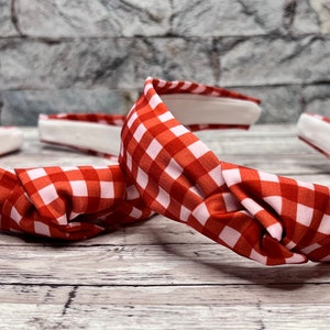 Bandeau rayé rouge et blanc.| Bandeau noué.