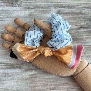 Scrunchie di carta e matita./ Scrunchie per il ritorno a scuola./ Scrunchie per l'insegnante./ Scrunchie di carta e matita con fiocco./ Regalo per l'insegnante.