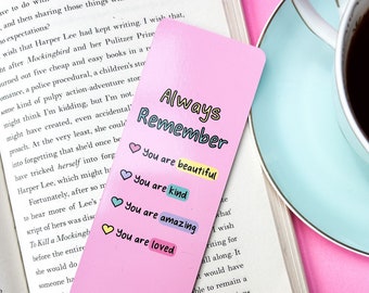Könnte beinhalten: Rosafarbener Lesezeichen mit dem Text "Always Remember" und vier Herzen mit dem Text "You are beautiful", "You are kind", "You are amazing", und "You are loved".