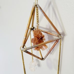 Kristallprisma hängend, hängendes Quarz und Aragonit Kristall Mobile, hängendes Kristallprisma, hängendes Kristalldekor, hängendes Kristall-Kronleuchter Bild 3