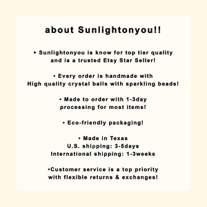 Op de afbeelding: Tekst over Sunlightonyou, een Etsy-winkel die gespecialiseerd is in handgemaakte sieraden. De tekst benadrukt de toewijding van de winkel aan kwaliteit, handgemaakte ambachtelijkheid, milieuvriendelijke verpakking en klantenservice.