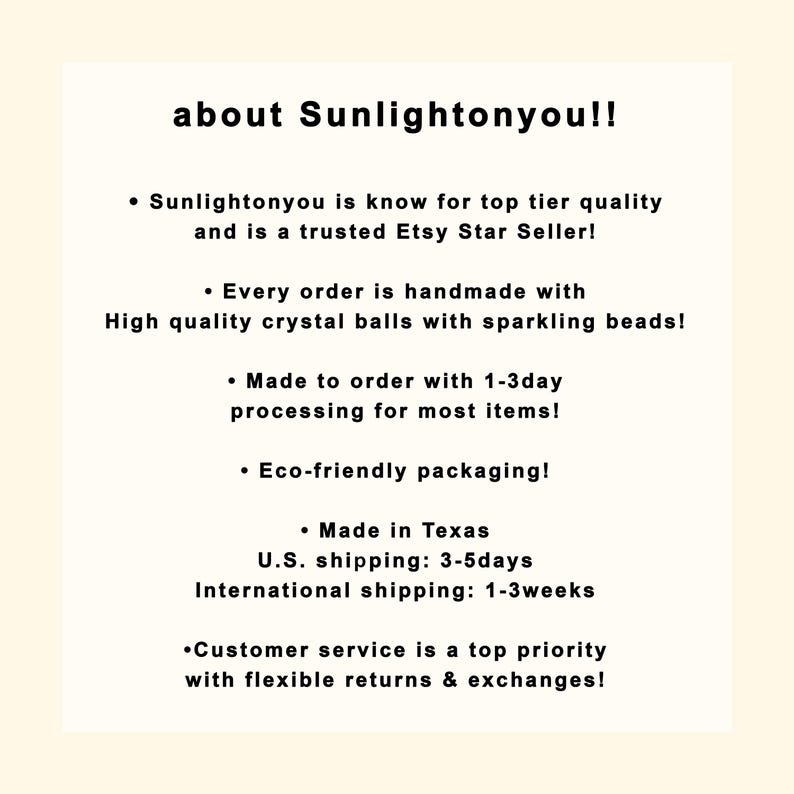 Op de afbeelding: Tekst over Sunlightonyou, een Etsy-winkel die gespecialiseerd is in handgemaakte sieraden. De tekst benadrukt de toewijding van de winkel aan kwaliteit, handgemaakte ambachtelijkheid, milieuvriendelijke verpakking en klantenservice.