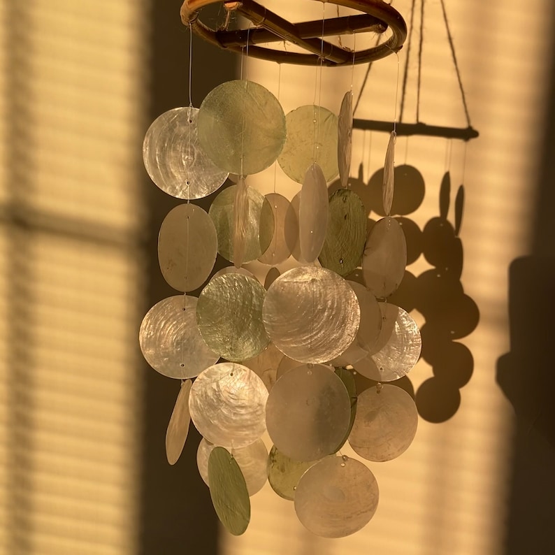 Erba blu Capiz Shell Wind Chime / Capiz shell chime, Capiz shell mobile, shell mobile, arredamento per la casa, capiz shell, carillon di vento, mobile vivaio immagine 4