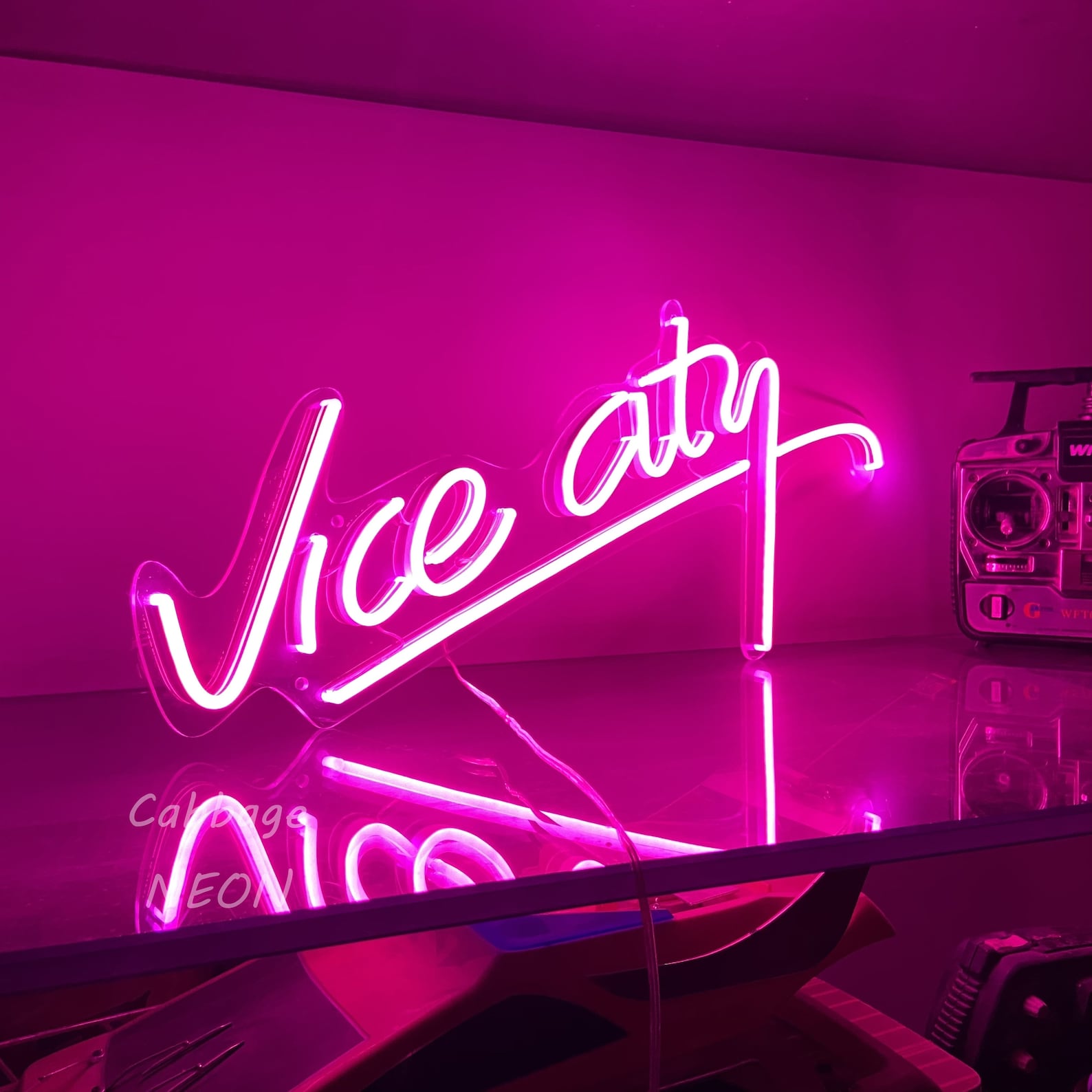 Вывеска гта. Vice City неон. Неоновая светильник вай Сити. Розовая неоновая вывеска. Неоновые вывески GTA.