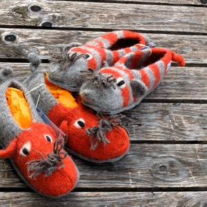 Los adorables zapatos para gatos hechos de lana de oveja feliz, hechos a mano en Austria, son un regalo divertido para niños y adultos.