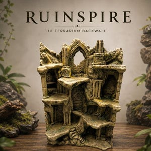 Könnte beinhalten: Eine beige-graue 3D-Terrarienrückwand im Design einer verwitterten Steinruine mit mehreren Ebenen, Säulen und einem zentralen Torbogen. Der Text RUINSPIRE 3D TERRARIUM BACKWALL ist in dunkelbraunen Buchstaben über der Struktur abgedruckt.