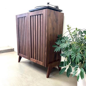 El mueble alto / Mueble para discos / Barra multimedia / Madera maciza