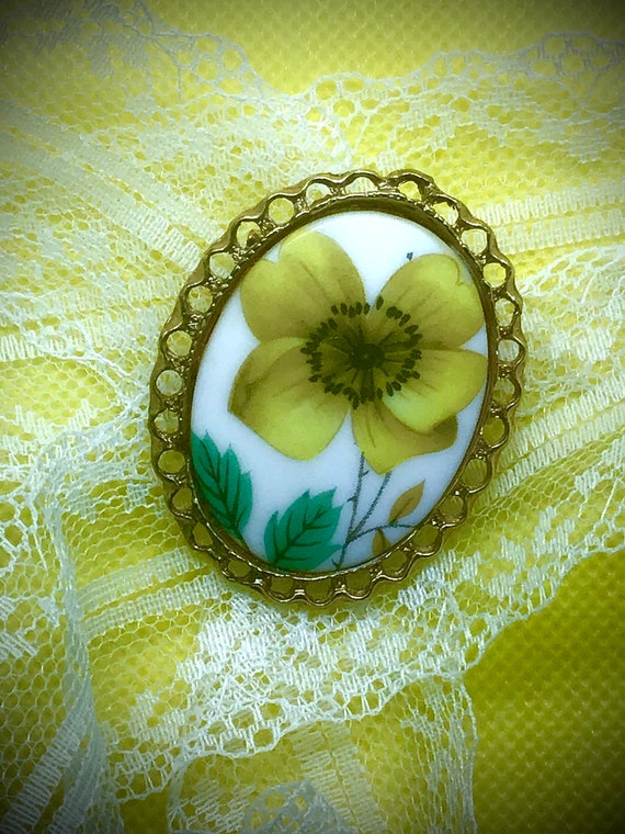 Yellow Pansy Cameo