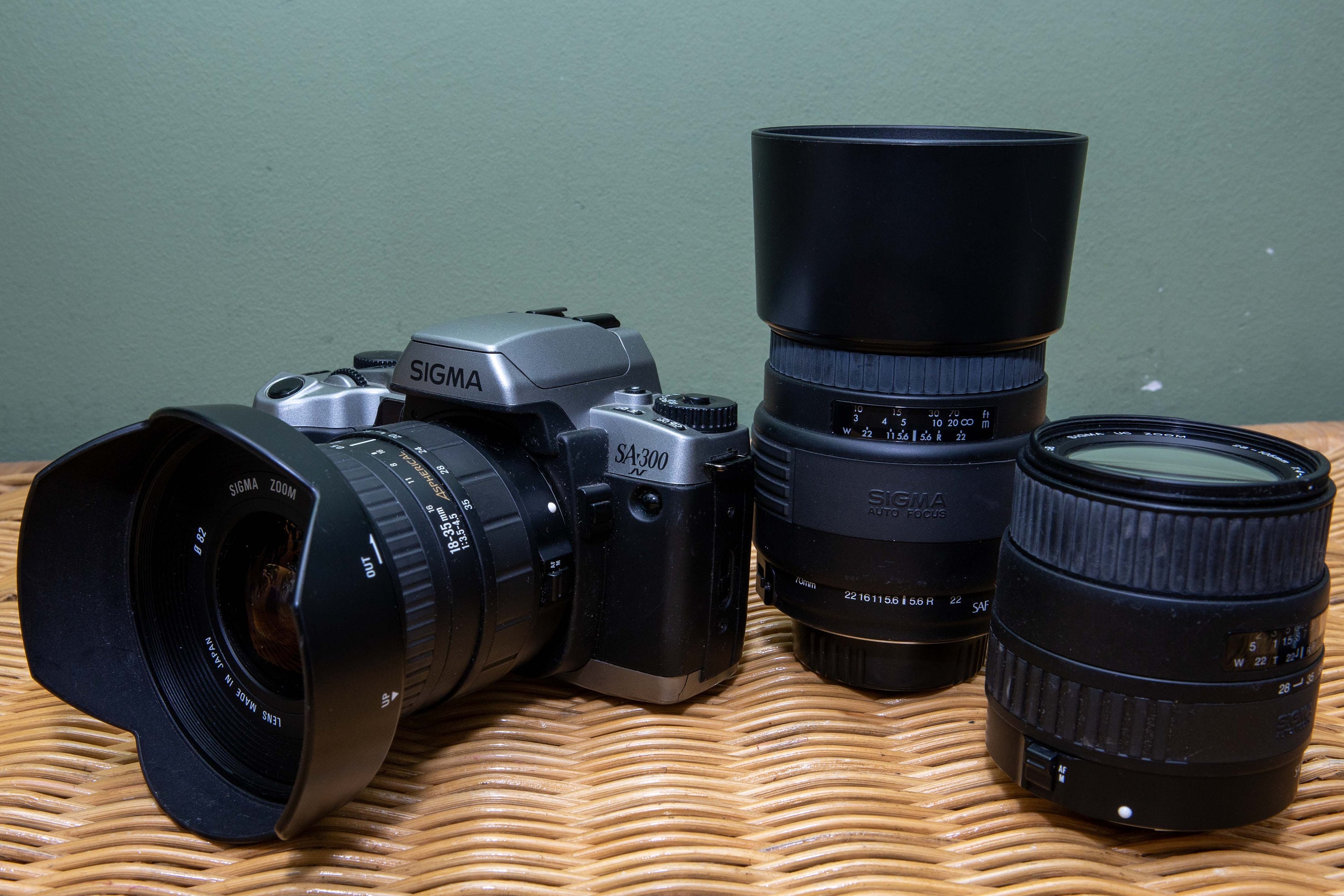 シグマ SA-300 と 3 つのレンズ | 28-105 mm | 18-35 mm | 70-210 mm