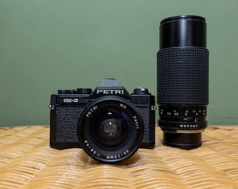 1970年代のヴィンテージ Petri FT 35 mm フィルムカメラ（革製ケース