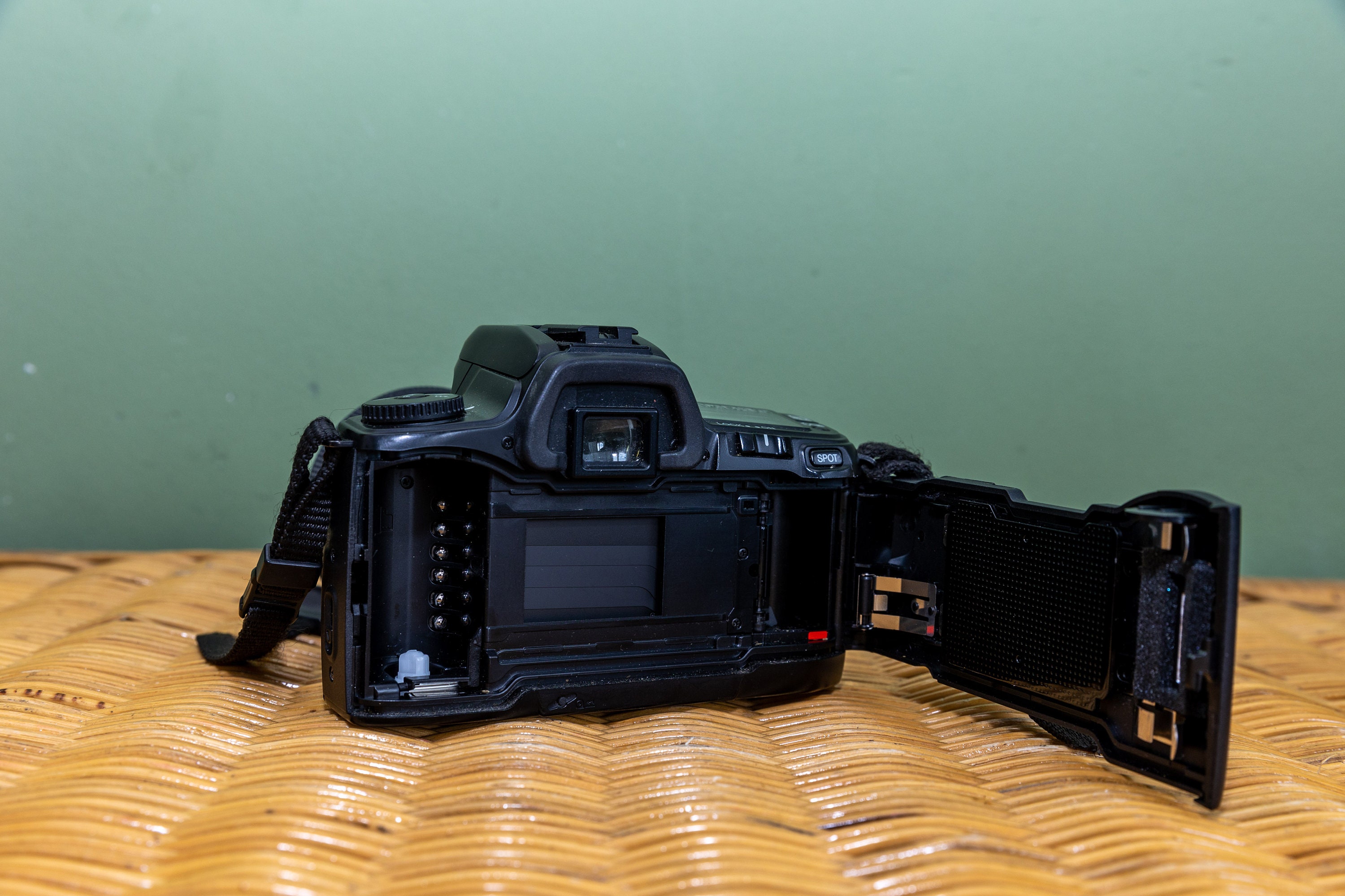 Appareil photo minolta 404si Dynax avec sacoche et 2 objectifs | Planete Collections