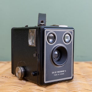 Vintage Kodak Target Brownie Six-20 C Box Film Camera w/ leather case and manual