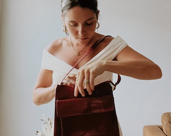 Czerwona torebka typu crossbody ze sztucznej skóry krokodyla